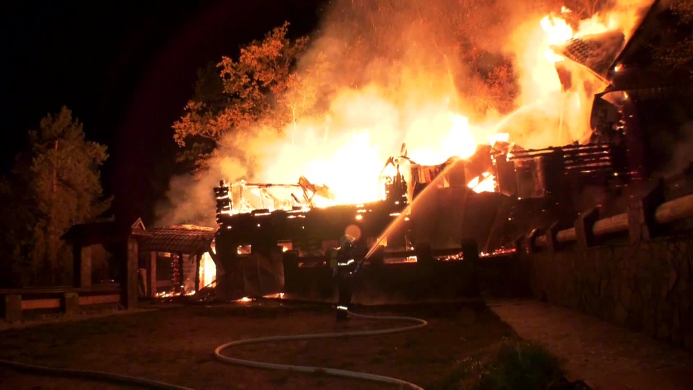 [multi] Turisti utekali z horiacej chaty 1401