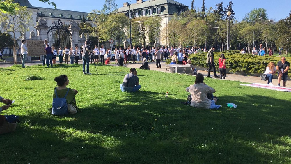 Protest pred vládou 