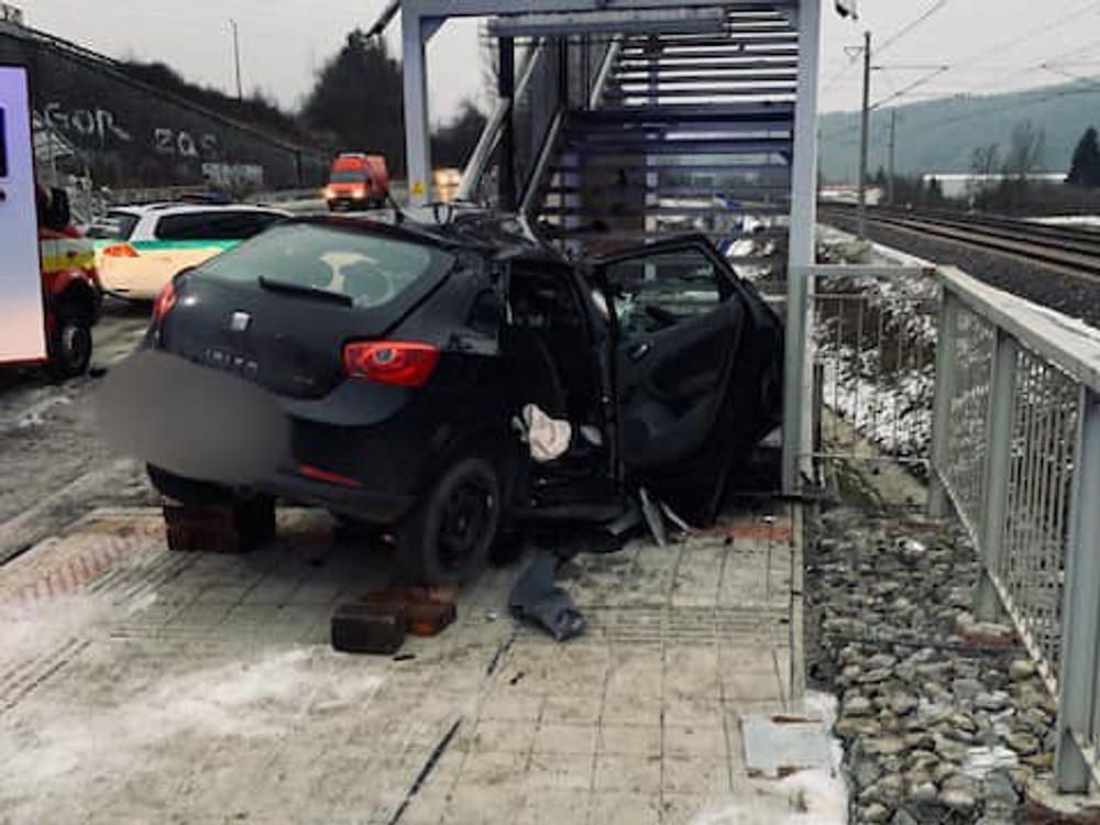 Čelná zrážka s železničným nadchodom sa vodičovi stala osudnou