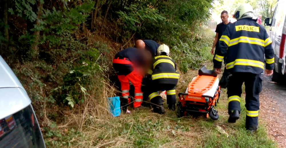 Vodiči najskôr prechádzali okolo bez povšimnutia, ale pri zranenej žene nakoniec dvaja zastali