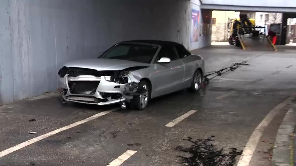 [multi] Autom preletel cez schody 4860