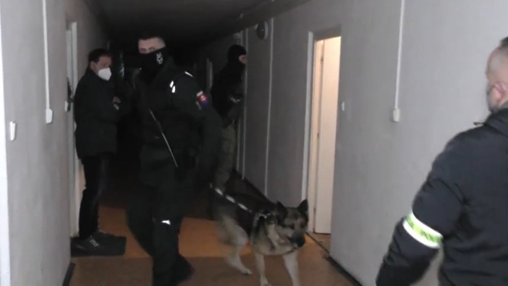 Policajná razia v bytovke