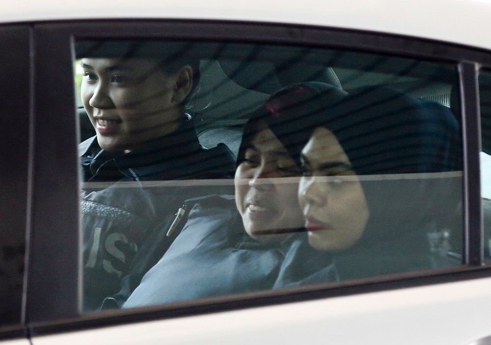 Z vraždy brata Kim Čong-una boli obvinené dve ženy, ktoré mu na letisku vstrekli do tváre nervový plyn