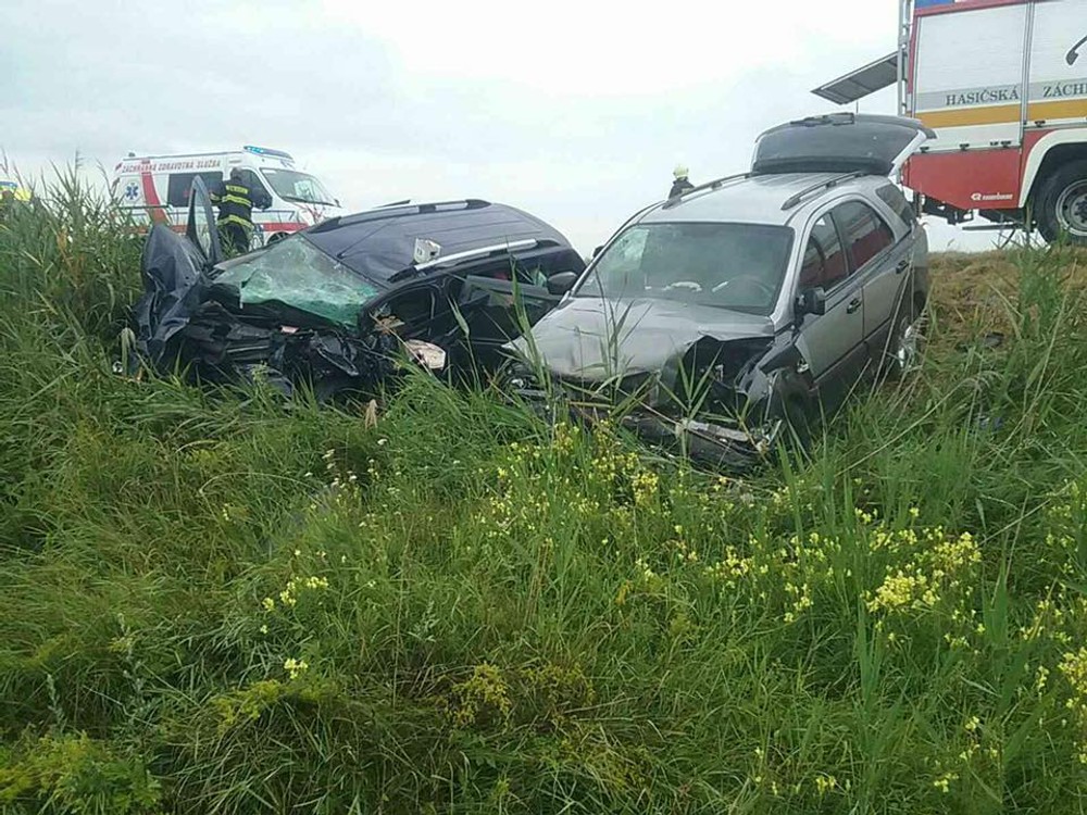 Dopravná nehoda pri Komárne si vyžiadala obeť aj zranených. Autá odhodilo mimo vozovku 