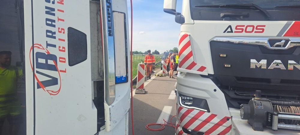 Prevrátený autobus na R1 (2)