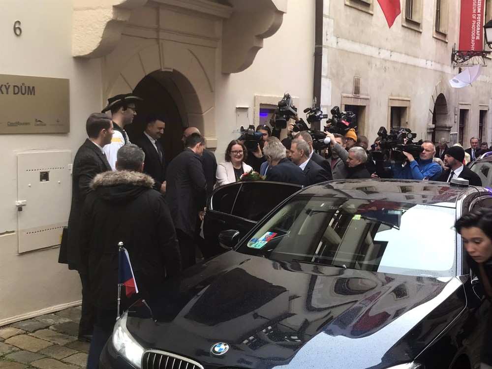  Prezidentka Zuzana Čaputová si spolu s prezidentom ČR Milošom Zemanom v Bratislave pripomínajú udalosti zo 17. novembra