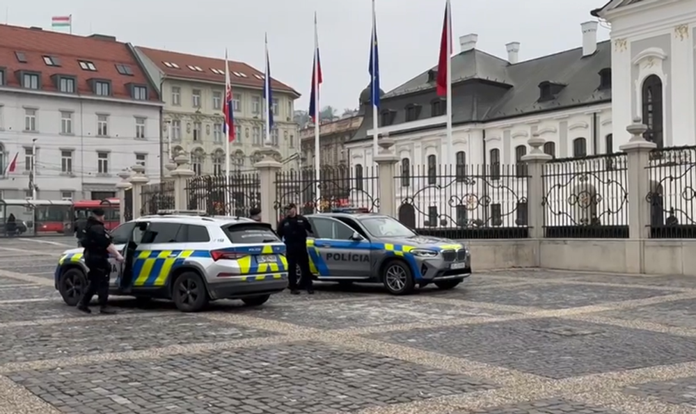 Polícia pred Prezidentským palácom 