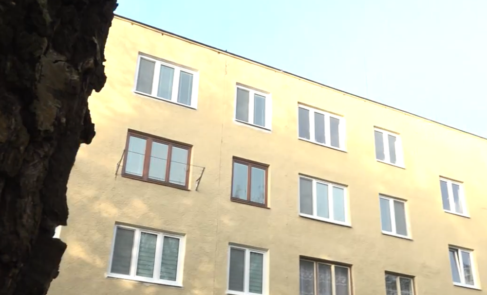 Mŕtva žena vedľa bytovky 1 