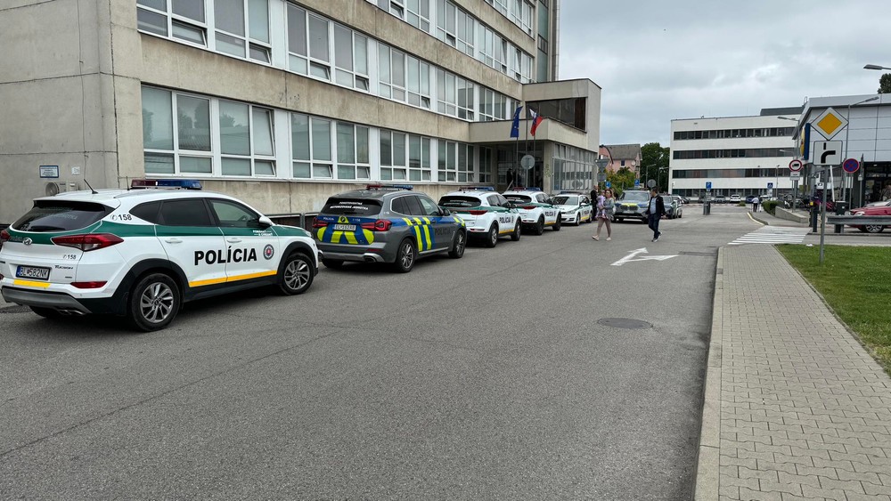 policia pred uradom inspekcnej sluzby (2)