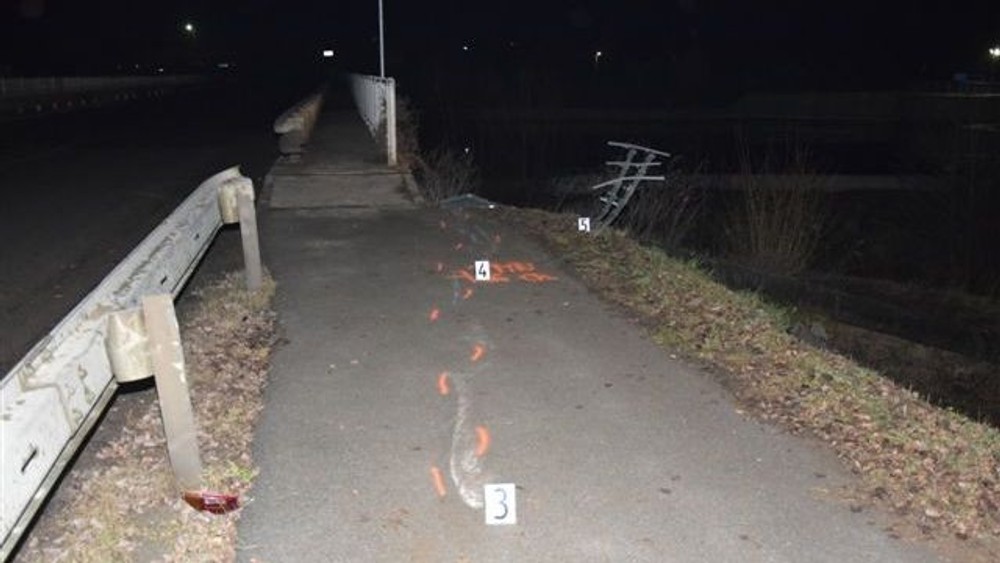 Chodec, ktorého zrazil mladík na chodníku nehodu neprežil