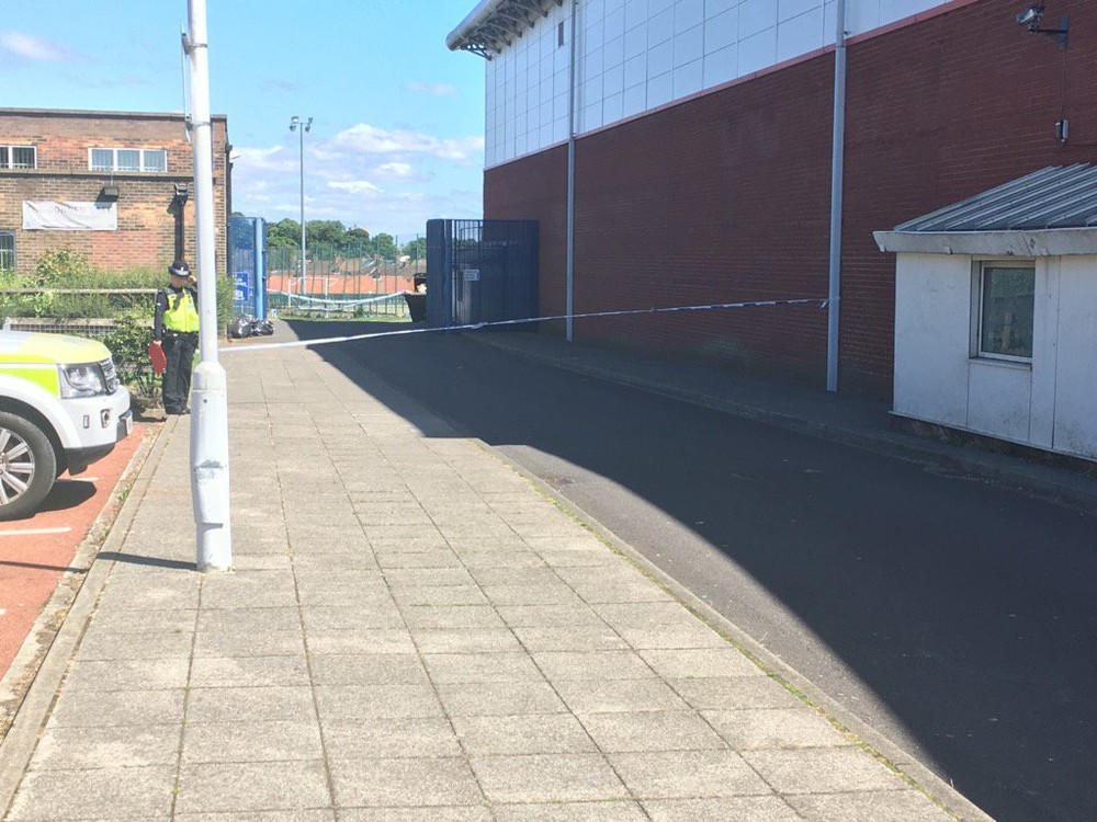 Do ľudí na ulici v Newcastli vrazilo auto, zranilo aj deti.jpg