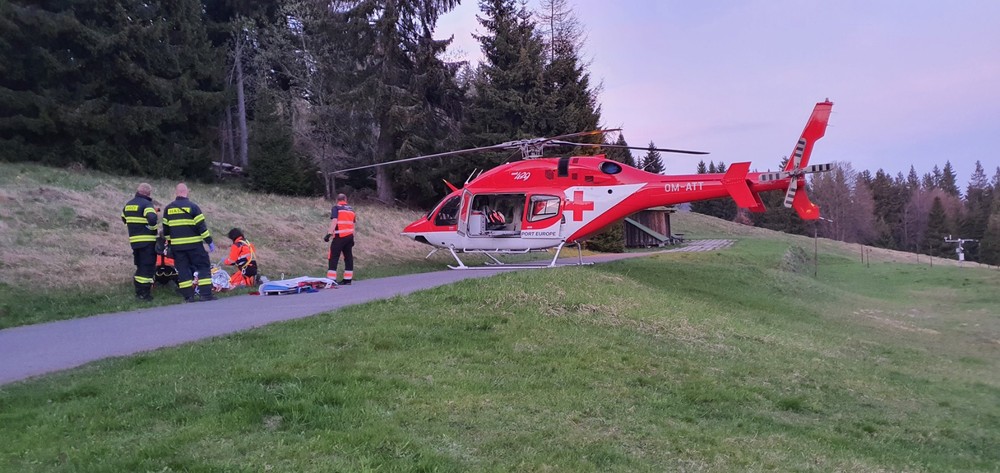 Medvedica napadla dvoch turistov. Jeden je v ťažkom stave, museli ho previezť vrtuľníkom