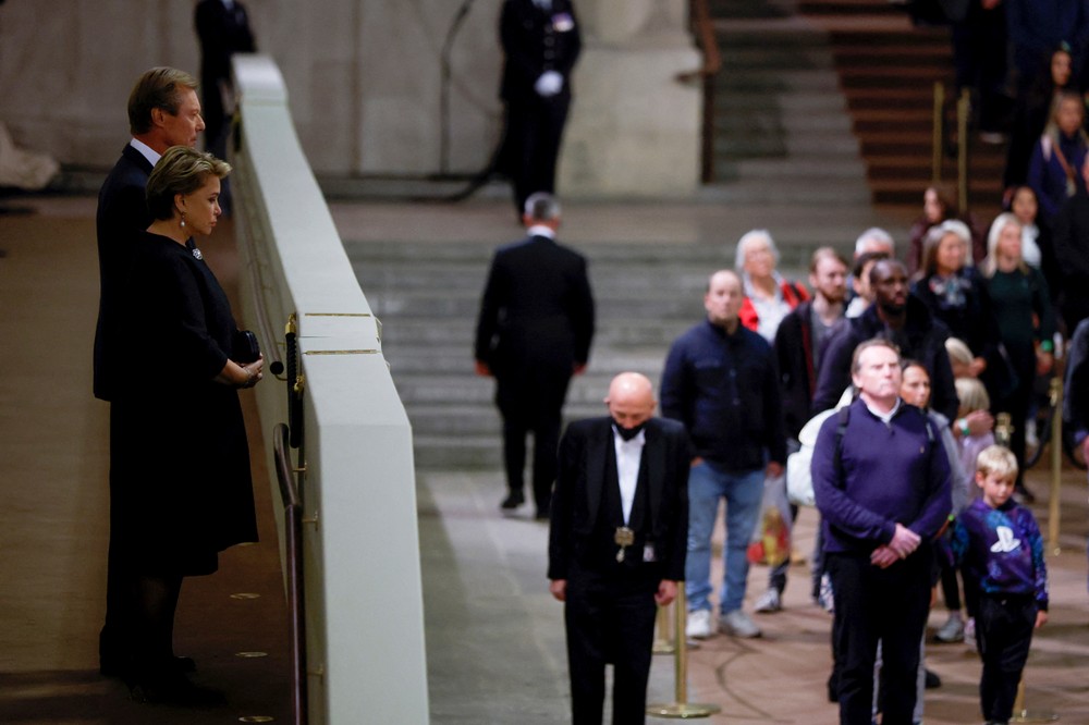 Británia sa lúči s kráľovnou Alžbetou II.