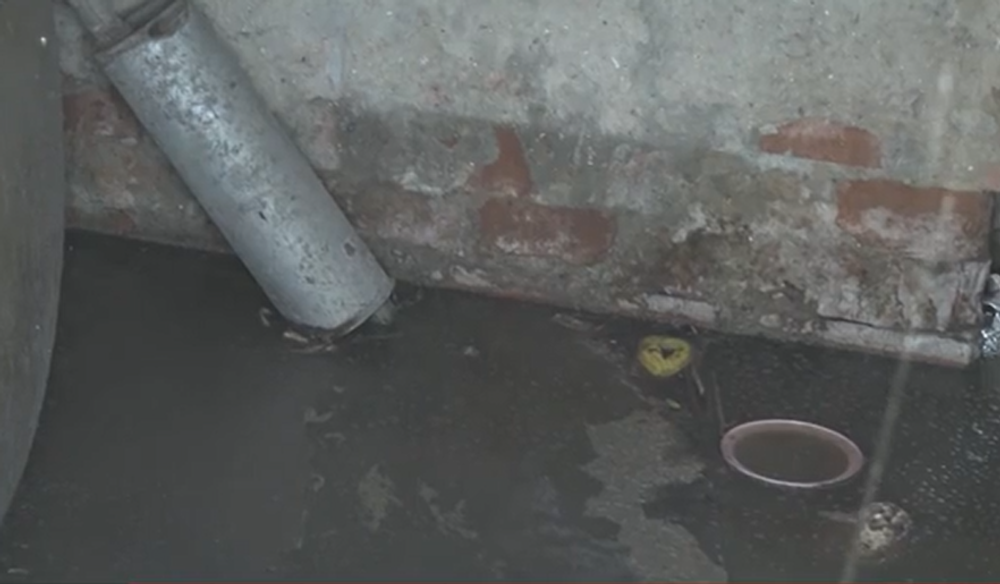 Výkaly z kanalizácie zatopili obyvateľom pivnice