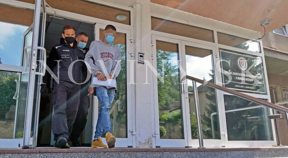 15-ročného mladíka prevážajú na policajné oddelenie