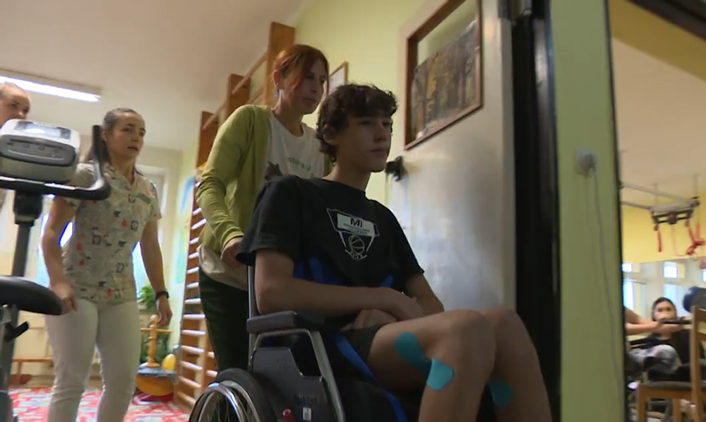 Mladého Lukáša zasiahol elektrický prúd. Teraz sa chce už vrátiť domov a znovu chodiť