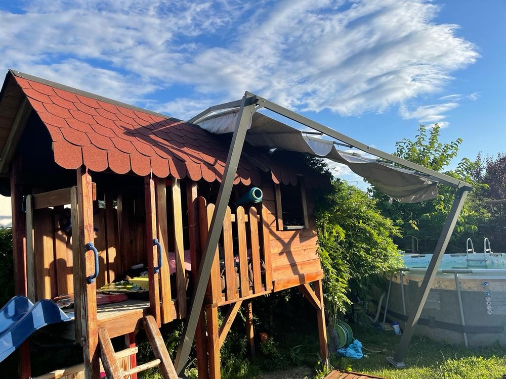 V Chorvátskom Grobe do jedného z domov vietor odfúkol markízu k susedovi