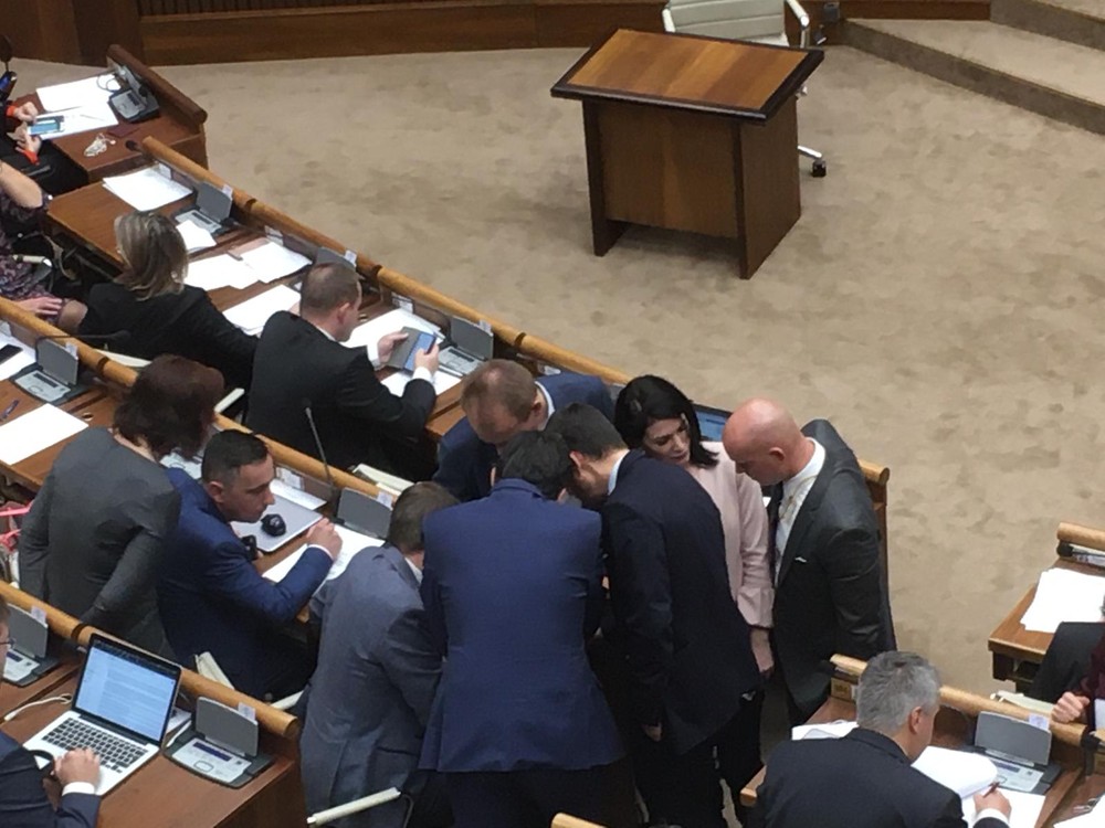 Na podnet Roberta Fica preložili všetky poslanecké návrhy na ďalšie zasadnutie