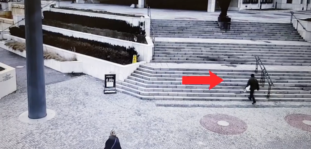 Muž so sekerou vchádza do budovy NR SR