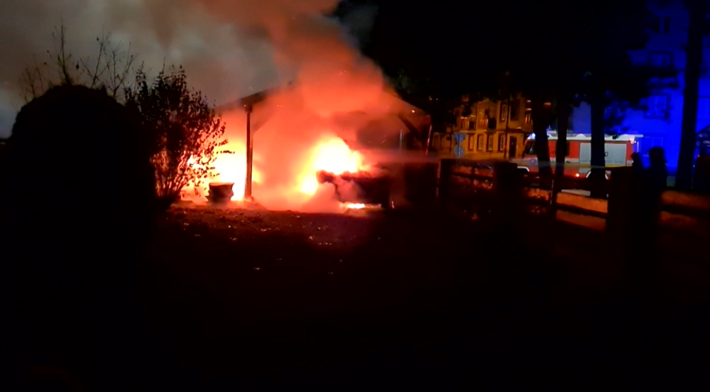 Dlhoročnému poslancovi a jeho dcére podpálili autá