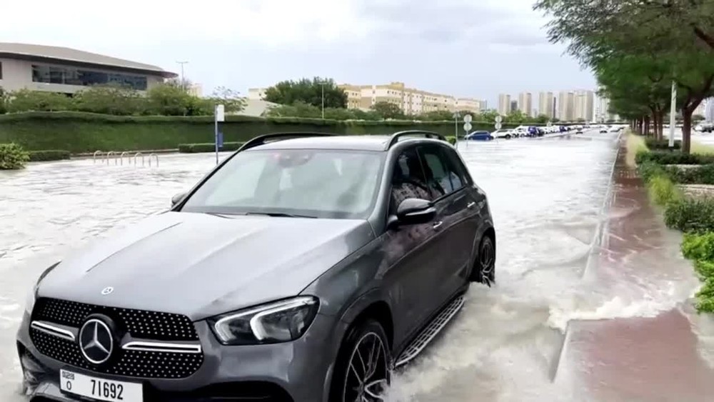 [multi] Povodeň v Dubaji 2 642