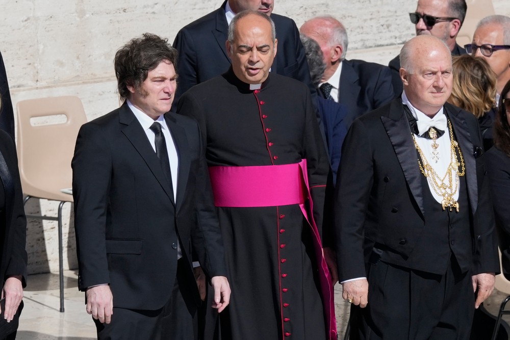 Argentínsky prezident Javier Milei, vľavo