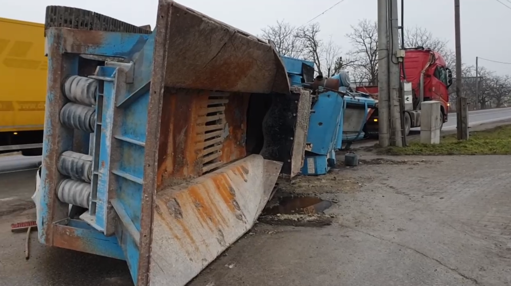 Cestu zablokoval zošmyknutý náves kamióna