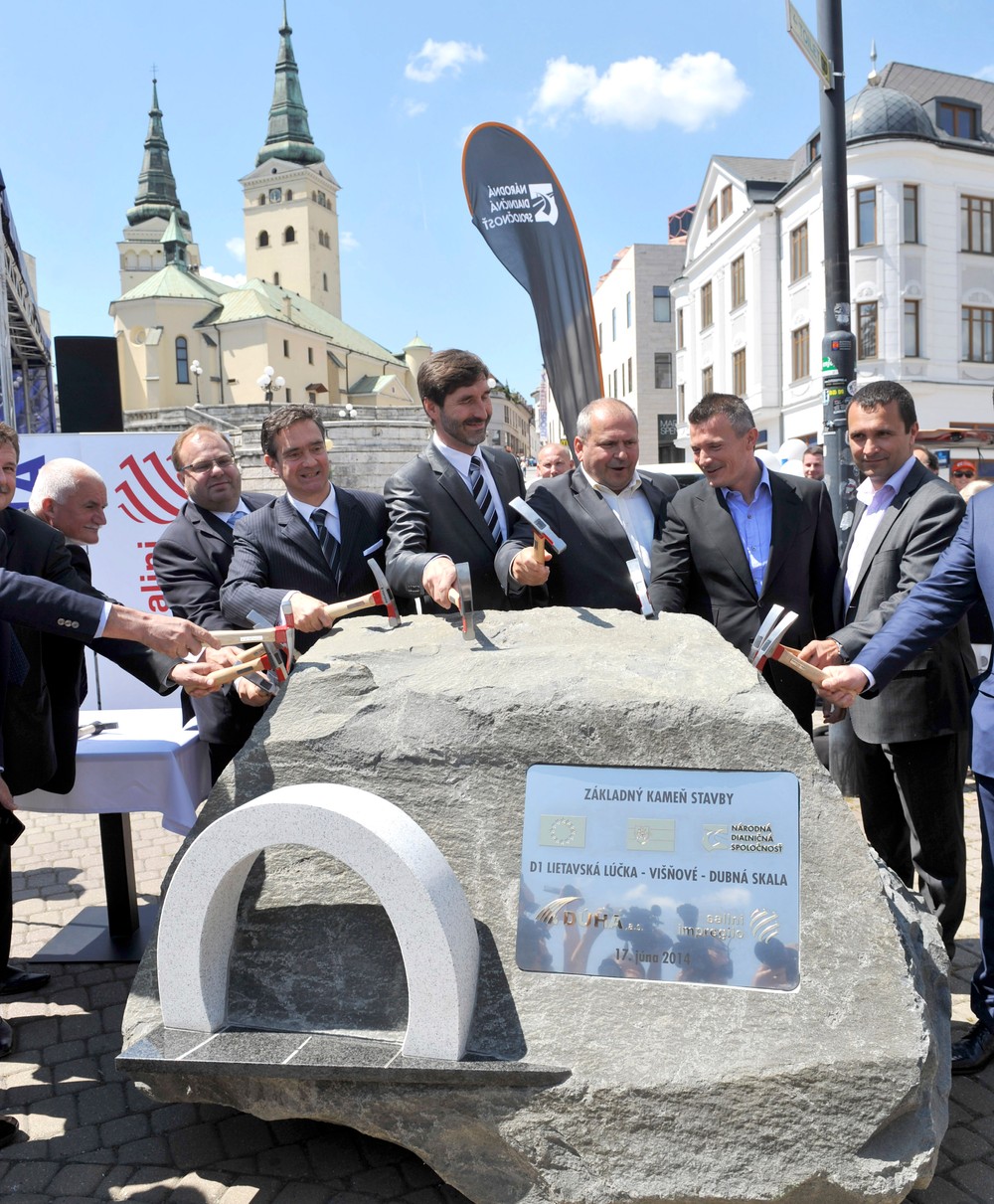 17062014Zilina_poklepanie_kamenov_dialnic1160040