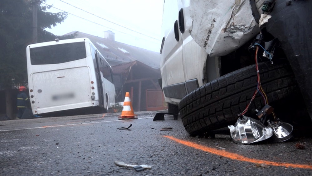 Pri vážnej dopravnej nehode sa zrazil autobus s dodávkou. Viacero cestujúcich sa zranilo