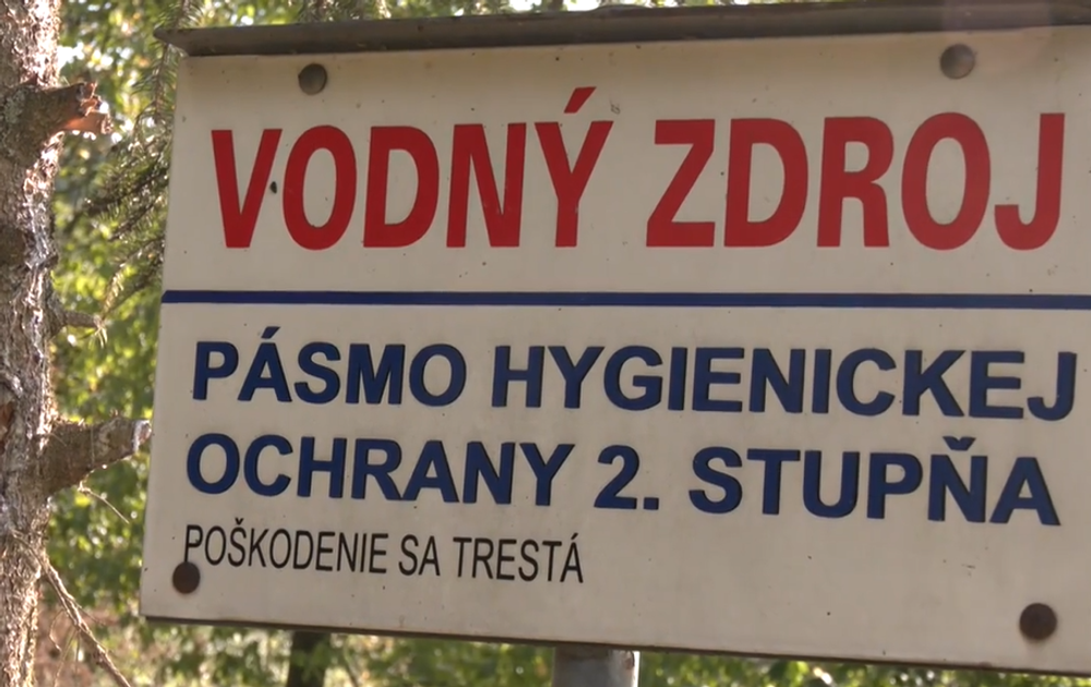 V dedinke pod kopcami nemajú vodu. Bojujú aj so žltačkou