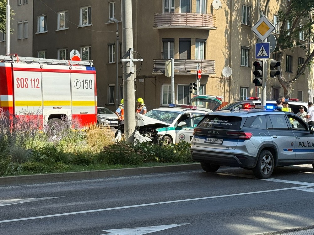 Nabúrané policajné auto 1