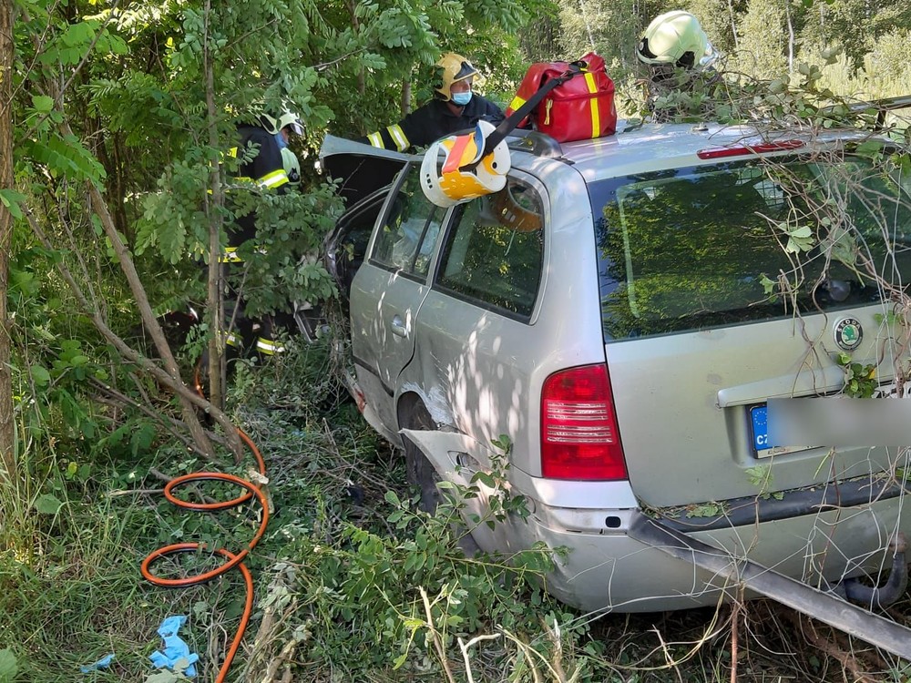 Na D2 došlo k smrteľnej nehode. Auto skončilo mimo cesty 