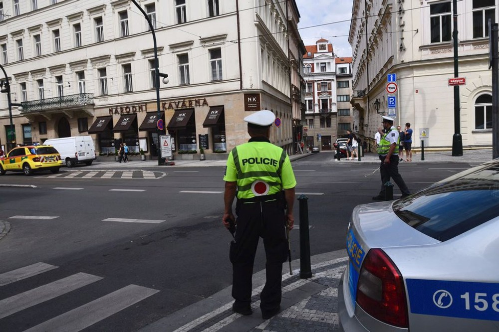 V centre Prahy sa zrútila časť budovy, zavalila niekoľko ľudí