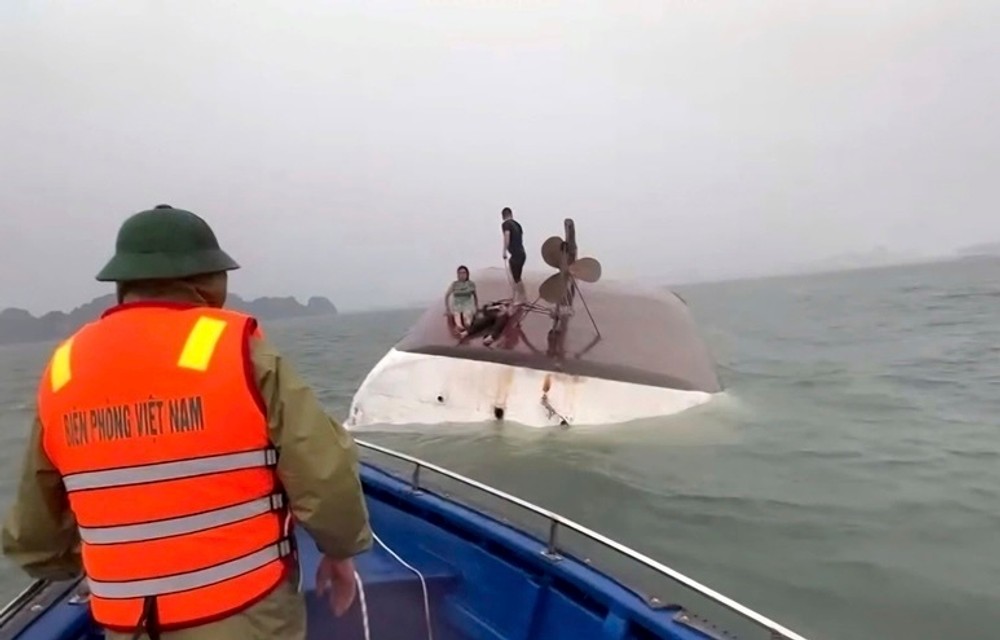 Vietnam_Boat_Capsizing533355 (1)