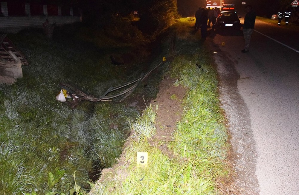 Opitý vodič skončil s autom v koryte potoka. To mu však neprekážalo, pokračoval ďalších 50 metrov