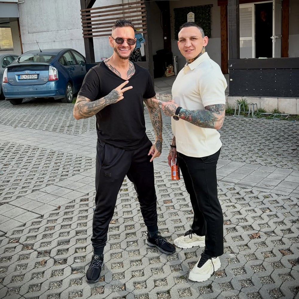 „Dve legendy vedľa seba. Niektorí rozprávajú príbehy… my ich žijeme. ?“