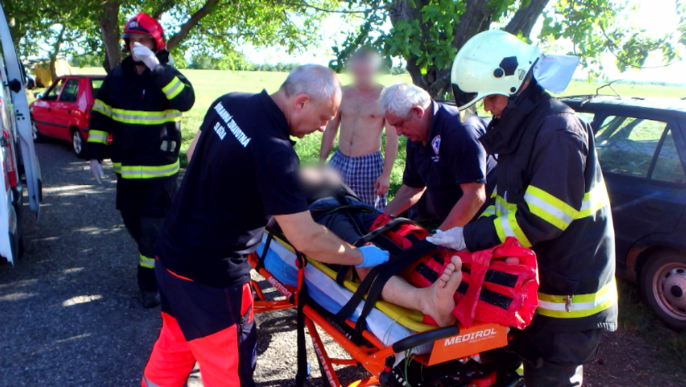 Nezvládol prejazd zákrutou a čelne vrazil do stromu. Pri dychovej skúške mu namerali tri promile