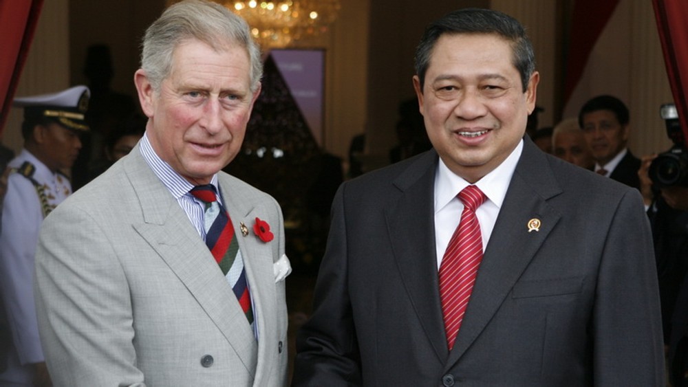 charles v bledom saku s niekym