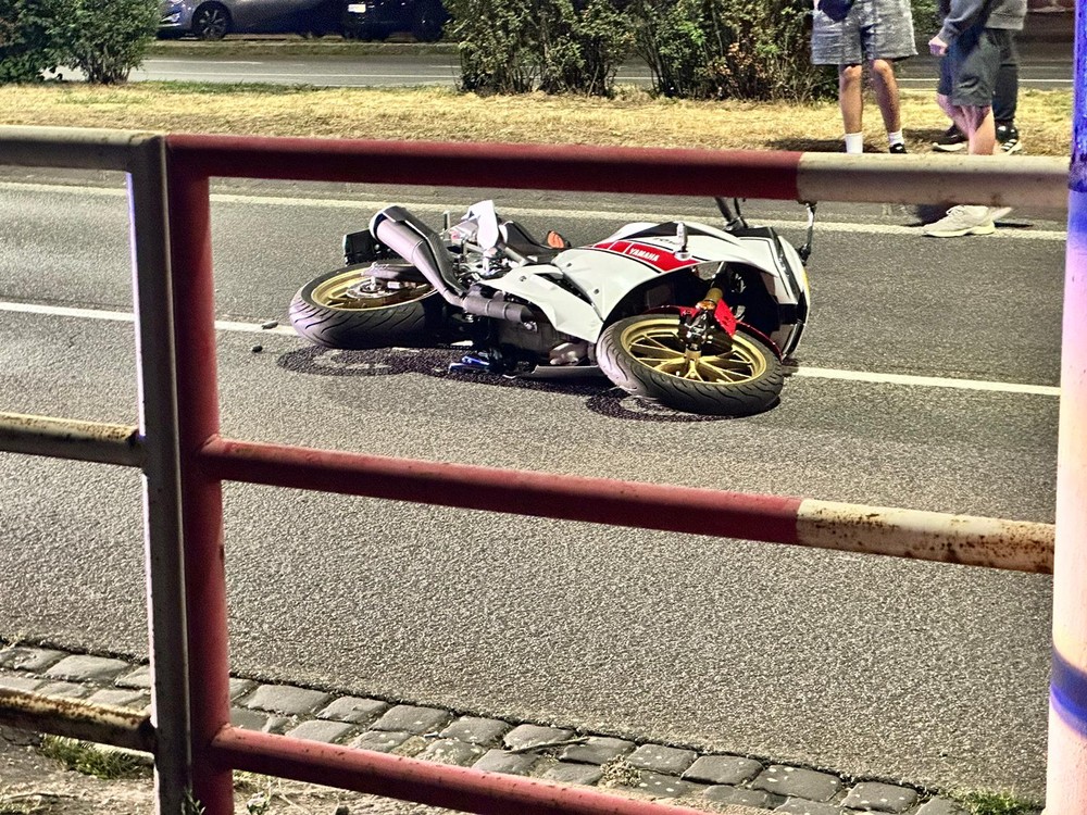 Motorkárka vrazila do stĺpa