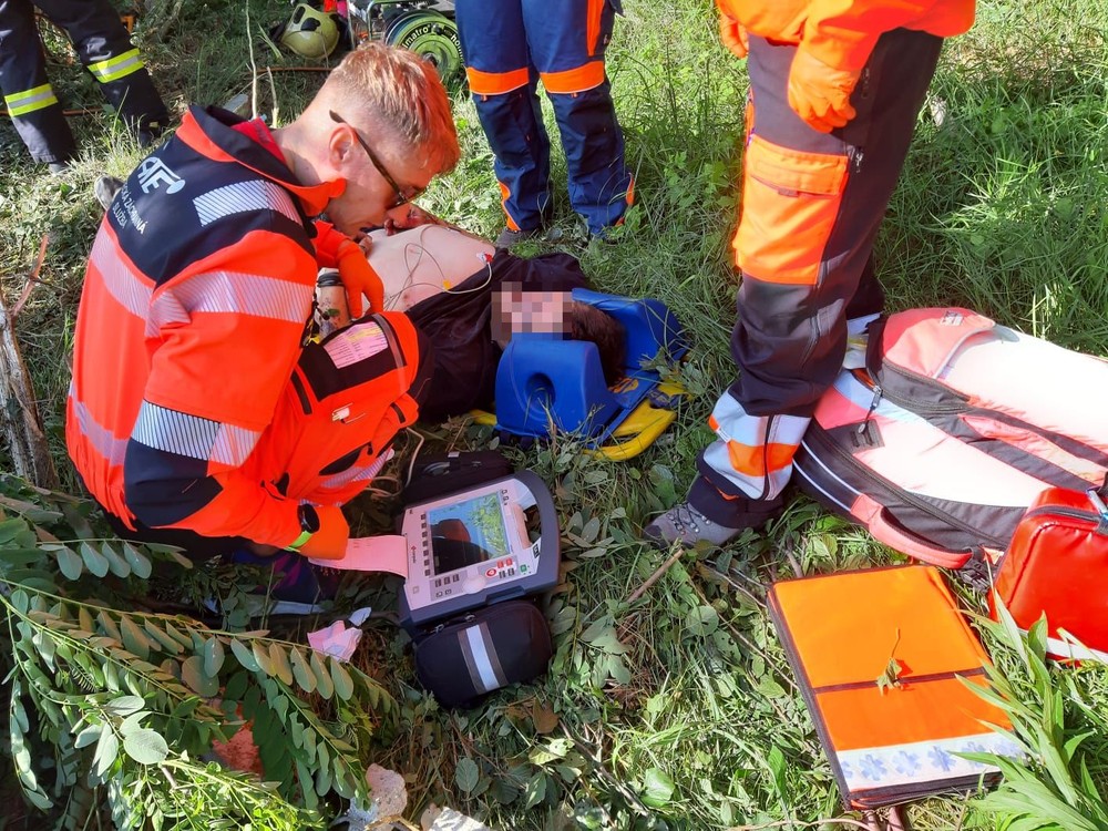 Na D2 došlo k smrteľnej nehode. Auto skončilo mimo cesty 