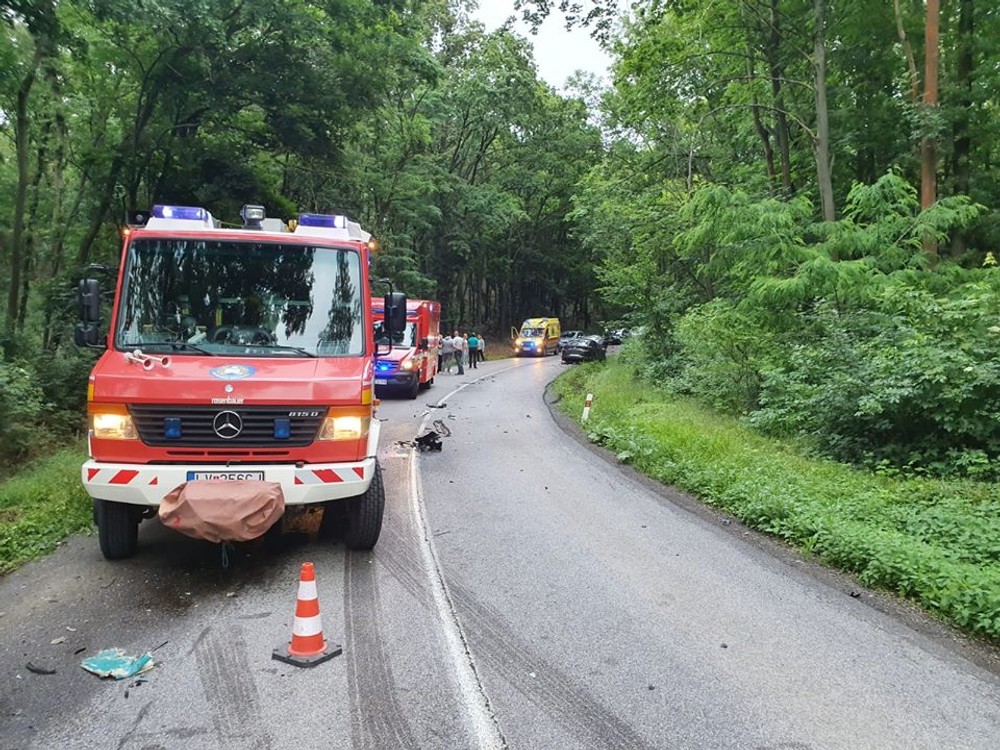 Pri Nitre sa zrazil autobus s osobným automobilom