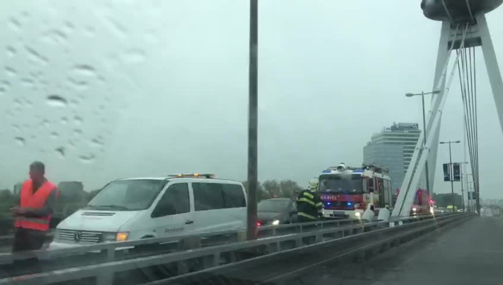 reťazová nehoda most SNP6327