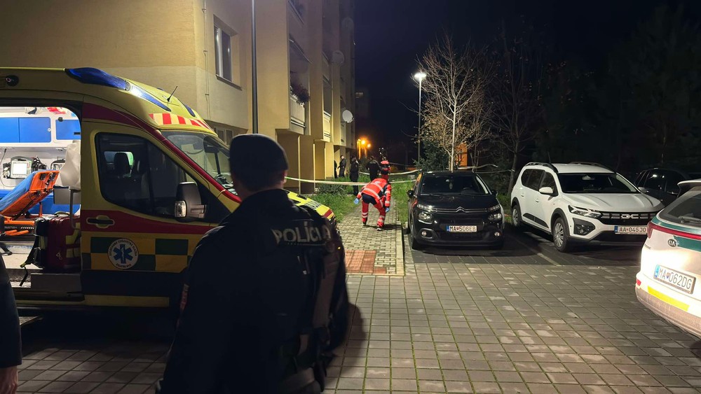 Polícia a záchranári na mieste činu 