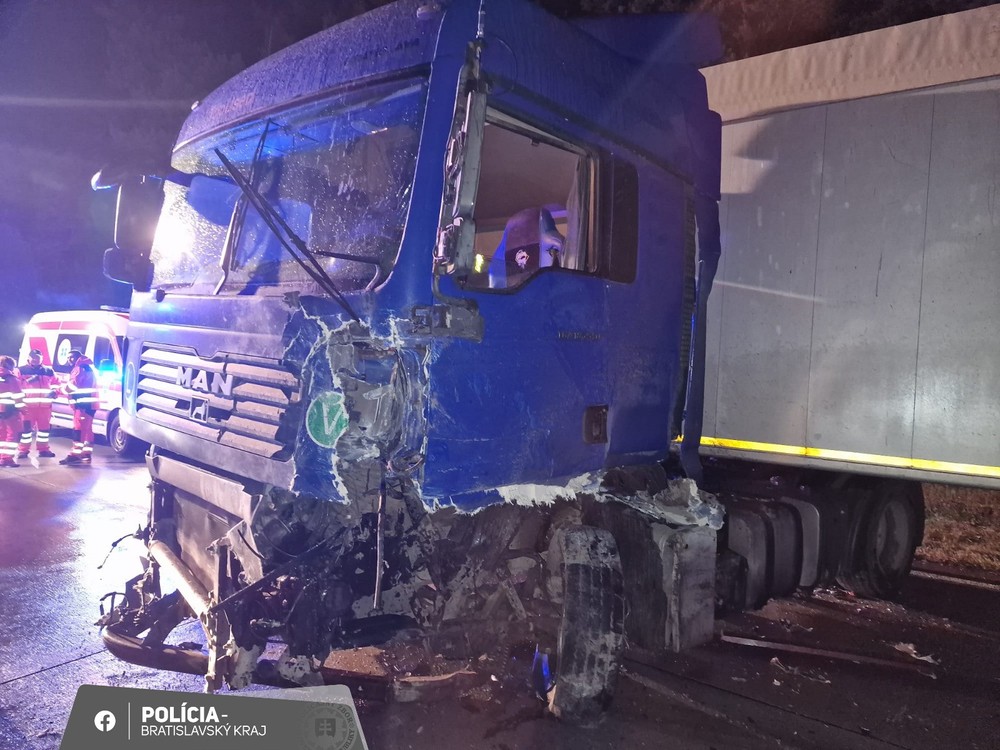 zrážka kamión auto malacky rohožník (2)