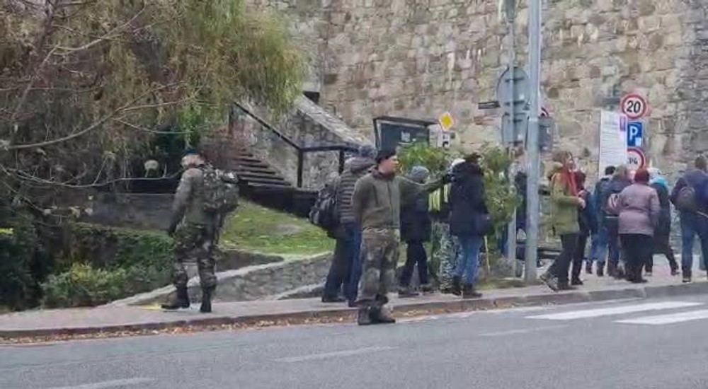 [multi] Protesty BA 17.11, vojaci 1170