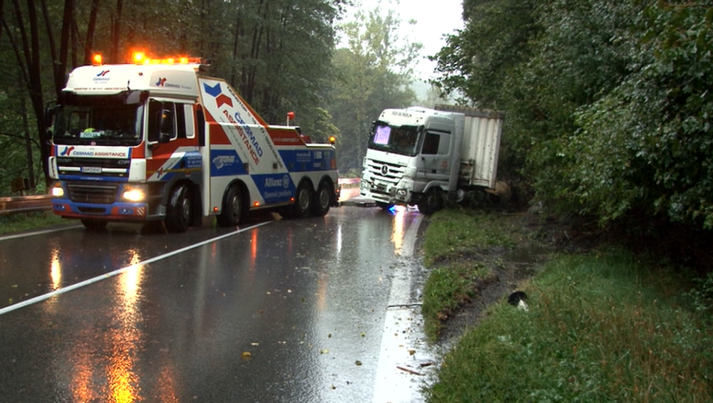 Zrážka kamiónu s osobným autom mala takmer fatálne následky. Náves skrížilo cez oba pruhy 