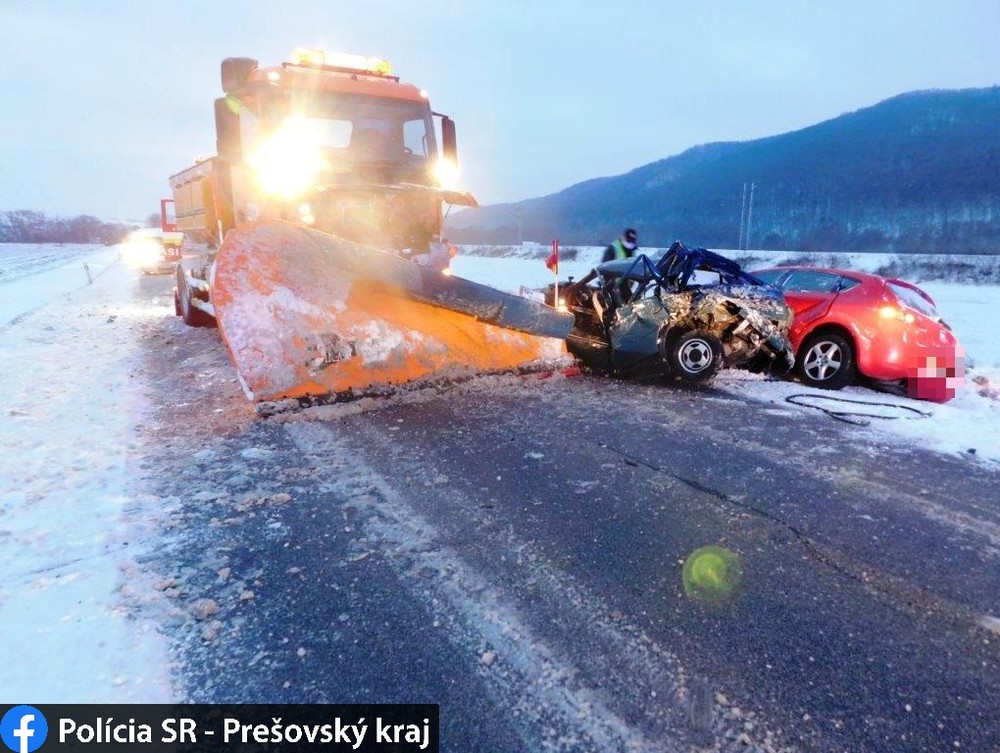 Cestárske vozidlo sa zrazilo s dvoma autami