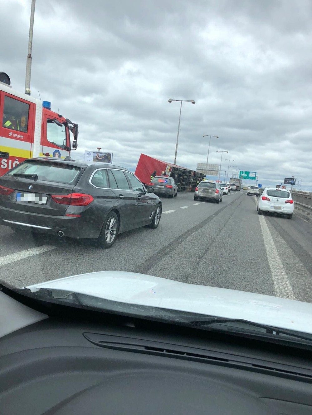 Na viacerých úsekoch hlásia obmedzenia. Víchrica prevrátila návesy, vietor láme aj stromy 