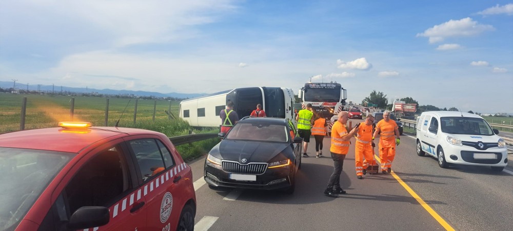 Prevrátený autobus na R1 (5)