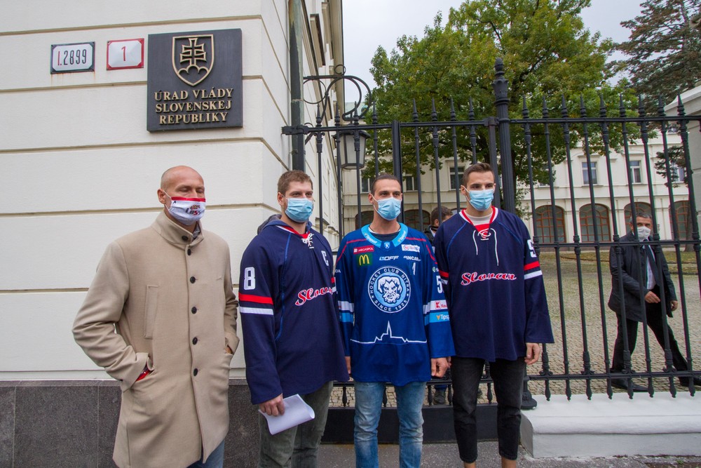 Hokejisti zablokovali úrad vlády. Opatrenia definitívne pochovajú slovenskú ligu, odkazujú vláde 